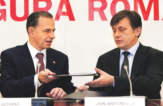 Mircea Geoana és Crin Antonescu kicserélik a szövetségről szóló dokumentumot