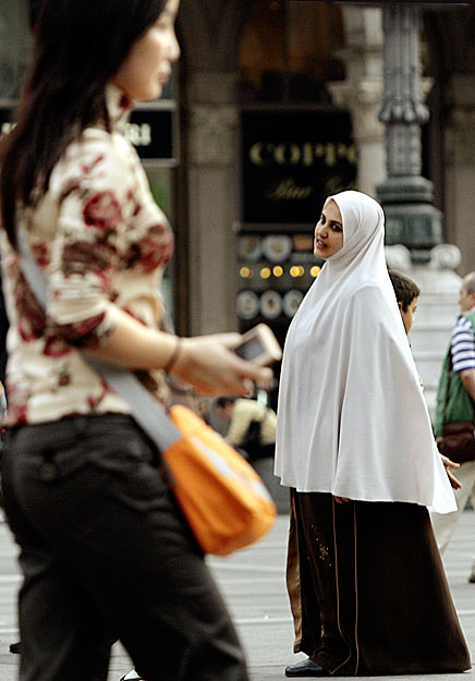 Muszlim nő hagyományos öltözetben egy milánói utcán
