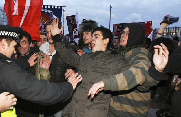 A Brit Nemzeti Párt elnökének a BBC-ben való megjelenése miatt tüntetnek Londonban 2009. októberében