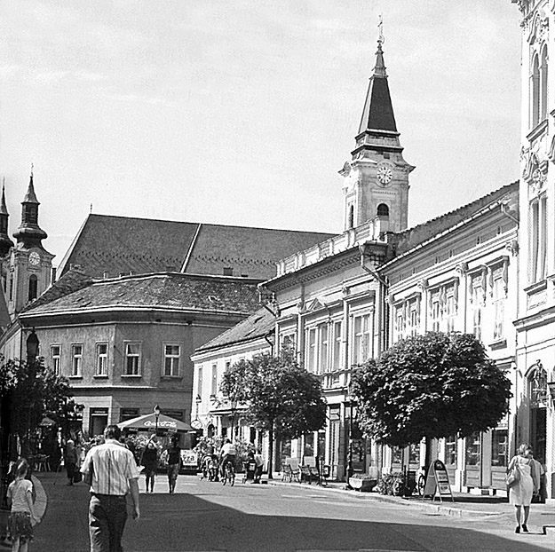 A Fő utca képe a Szent Imre ferences templommal