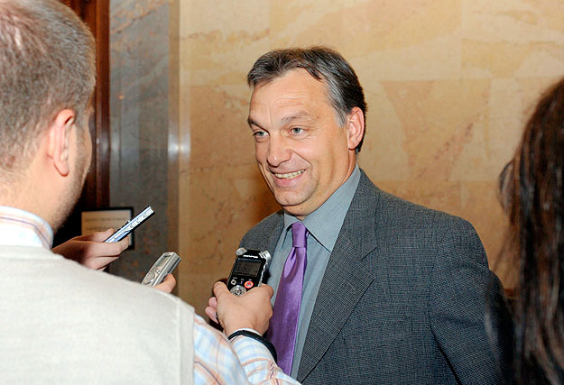 Orbán Viktor, a Fidesz elnöke újságírók kérdéseire válaszol az Országház folyosóján az Országgyűlés plenáris ülése szünetében