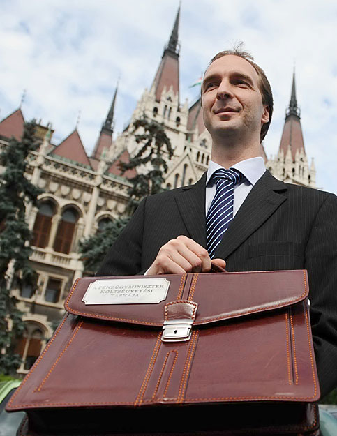 Oszkó Péter a költségvetést tartalmazó táskával