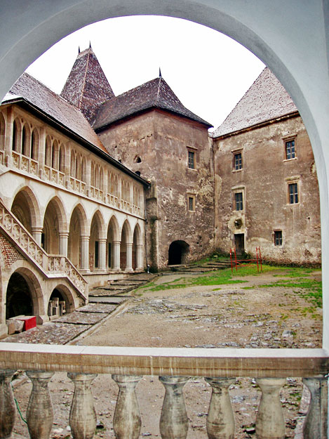 A XIII. században épült Vajdahunyad várának belső udvara