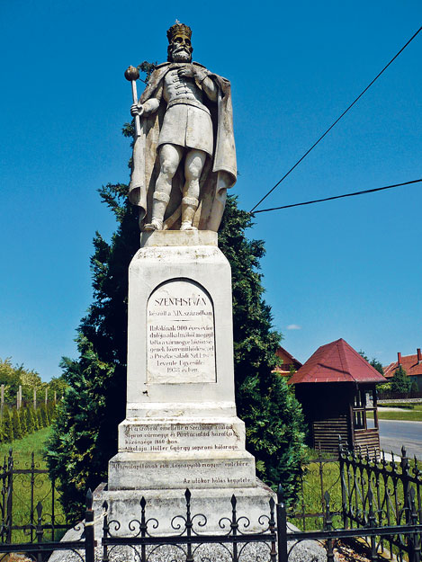 Szent István szobrának arca Széchenyi Istvánt idézi Pusztacsaládon
