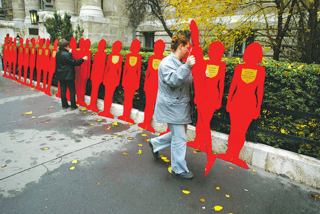 A családon belüli erőszak áldozatainak szimbóluma a Legfelsőbb Bíróság előtt egy korábbi tüntetésen