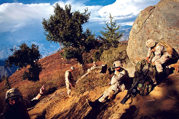 Amerikai katonák pihenője valahol Afganisztán hegyei között. Tízmilliárdokra várhatnak