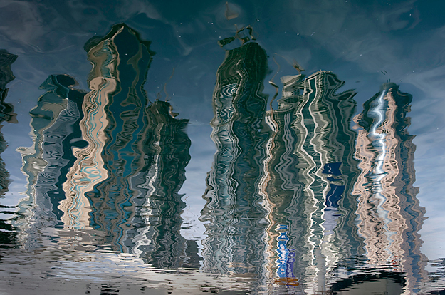 Residential tower blocks are reflected in the waters of Dubai Marina, November 28, 2009. World leaders expressed confidence in the global economic recovery Friday despite fears about a debt default by Gulf emirate Dubai, while major banks played down