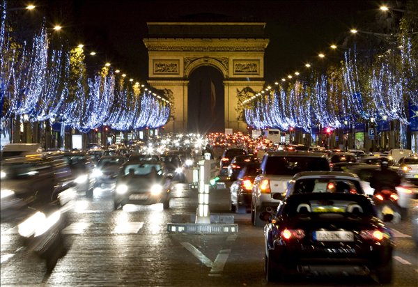 Párizs, 2008. november 21. Karácsonyi díszkivilágítás látható a párizsi Champs Elysées-n 2008. november 20-án. A háttérben a Diadalív magasodik. MTI/EPA/Ian Langsdon