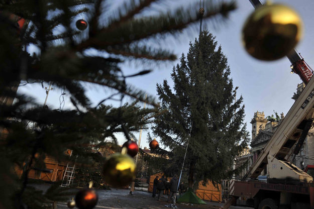 Tûzoltók állítják a helyére a  Vas megyei Felsõcsatárról érkezett 16 méter magas, 40-45 éves erdei lucfenyõt, az ország karácsonyfáját a budapesti Kossuth Lajos téren.