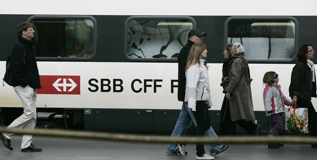 Utasok egy zürichi vasútállomáson