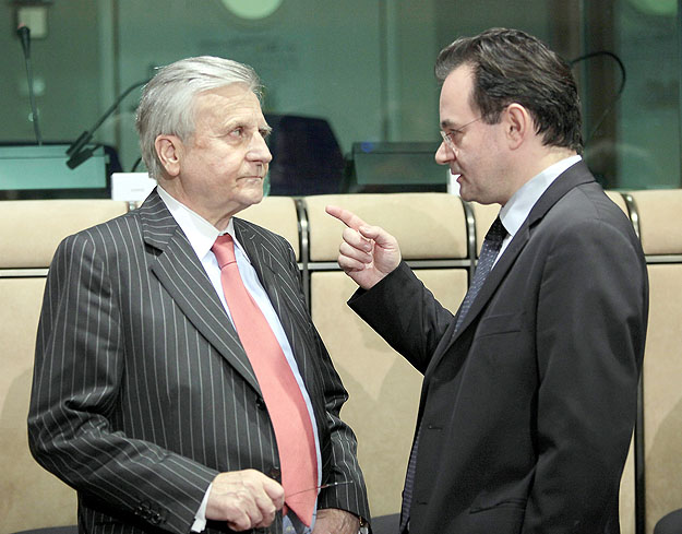 A görög pénzügyminiszter, Jeórjiosz Papakonsztantinu magyaráz az Európai Központi Bank elnökének, Jean-Claude Trichetnek