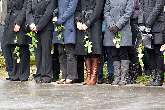 Csoporttársai egy-egy szál fehér rózsával búcsúztak Dékány Miklóstól
