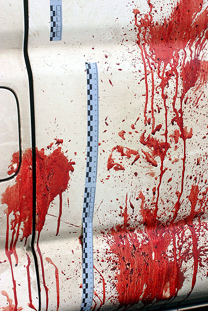 Vérnyomok annak a pénzszállító autónak az oldalán, amelyben a pénzkísérő meghalt