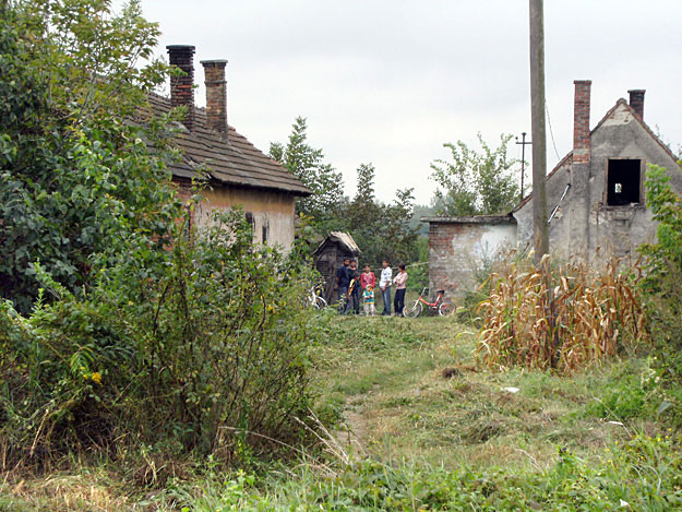 A vasút melletti telepről falubeli házakba költöztetik a romákat