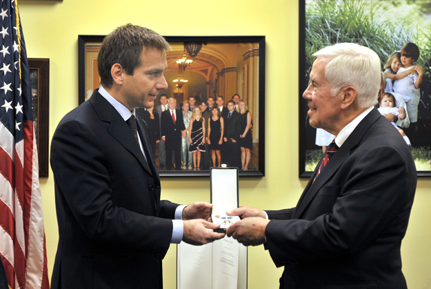 Washington, 2009. december 4.
Bajnai Gordon miniszterelnök átadja a Magyar Köztársasági Érdemrend Tiszti Keresztje kitüntetést Richard Lugar amerikai szenátornak, a kongresszusi felsőház külügyi bizottsága rangidős republikánus tagjának Washingtonba