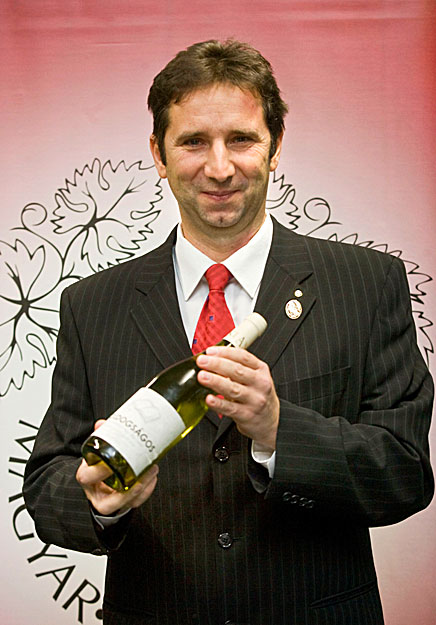 Lőrincz György a Boldogságos nevű egerszóláti fehér cuvée borával koccintott a sikerre