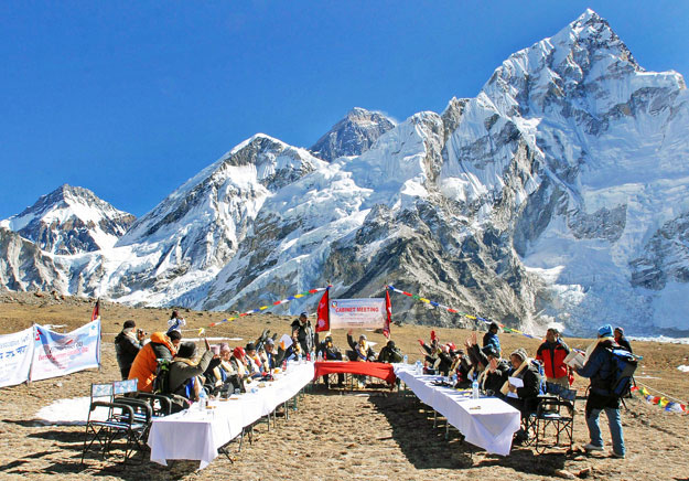 A nepáli kormány a Mount Everest lábánál, 5262 méter magasban tartotta meg tegnapi ülését, hogy felhívja a világ figyelmét: felgyorsult a Himalája gleccsereinek olvadása