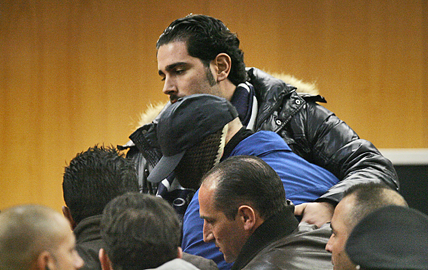 Gaspare Spatuzzát, a Kopaszt eltakarják az olasz rendőrök a torinói bíróságon 2009. december 4-én