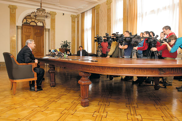 Lomnici Zoltán 2008. február 21-én, még főbíróként a sajtót tájékoztatja