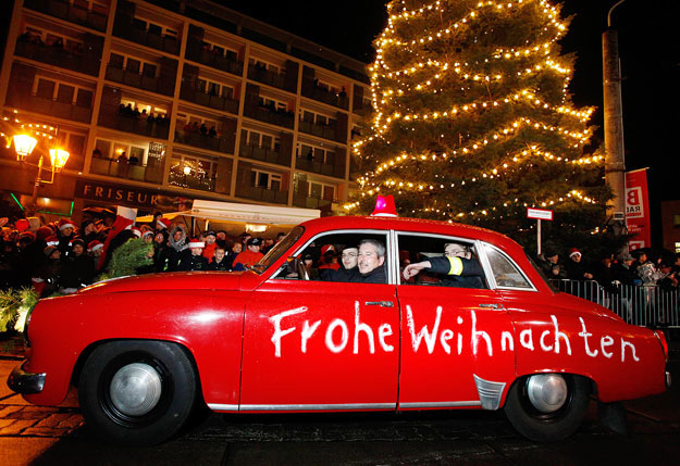 Kellemes karácsonyt - üzeni Berlinben egy ünnepi felvonuláson az erre az alkalomra felkészített autó tulajdonosa