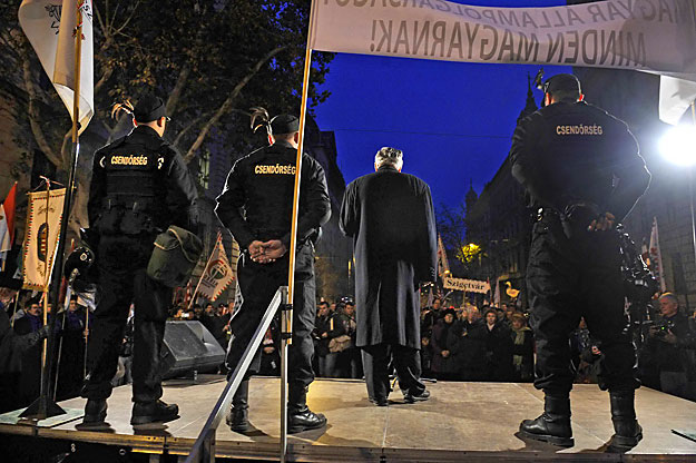 A Kossuth tér szomszédságában, az Alkotmány utcában az MVSZ a Jobbikkal emlékezett