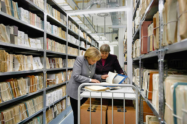Angela Merkel kancellár a Stasi-archívumokat felügyelő Marianne Birthlerrel 