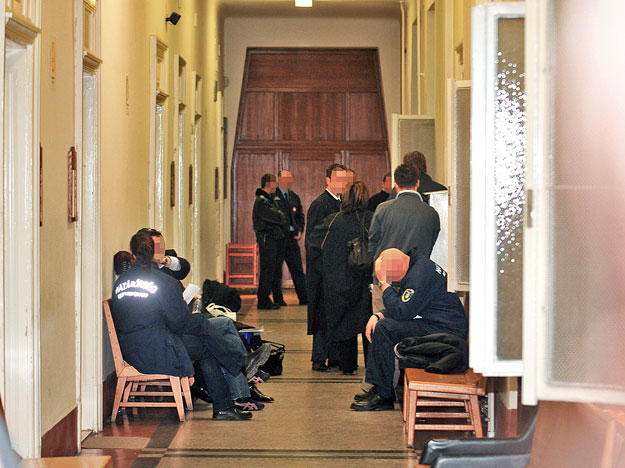 A gyanúsítottak, ügyvédeik és rendőrök várakoznak a Budai Központi Kerületi Bíróságon