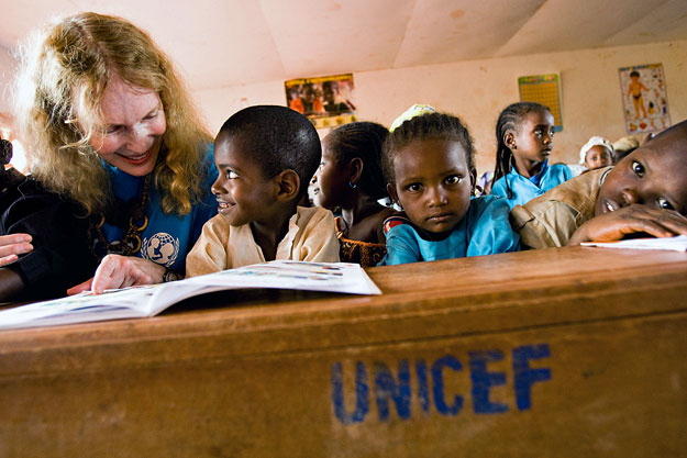 Mia Farrow, az UNICEF jószolgálati nagykövete idén ősszel látogatott el Kamerunba, hogy felhívja a figyelmet a lakosságot fenyegető éhinségre és humanitárius katasztrófára, mely több mint 300 ezer ember életét fenyegeti.