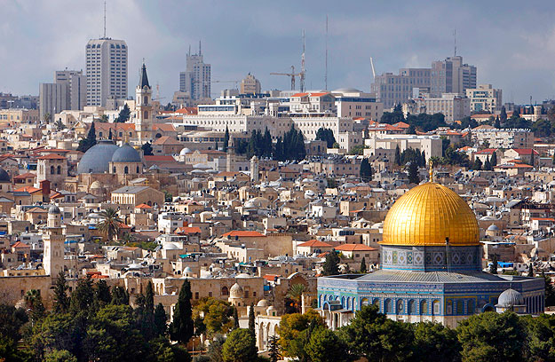 A view of the Dome of the Rock (front) on the compound known to Muslims as al-Haram al-Sharif, and to Jews as Temple Mount, in Jerusalem's Old City December 8, 2009. European Union foreign ministers pressed Israel to negotiate over the status of Jeru