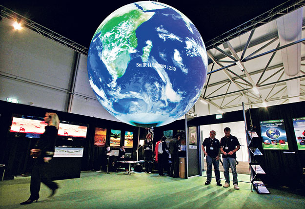 Óriási - komputer által vezérlet - földgolyó fogadja a résztvevőket a koppenhágai konferencia központban