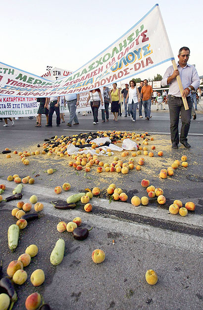 A kormány politikája ellen tiltakozó görög agrártermelők őszi demonstrációja