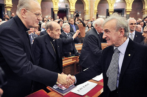 Erdő Péter bíboros, a katolikus püspöki kar elnöke köszönti a Nobel-békedíjas írót