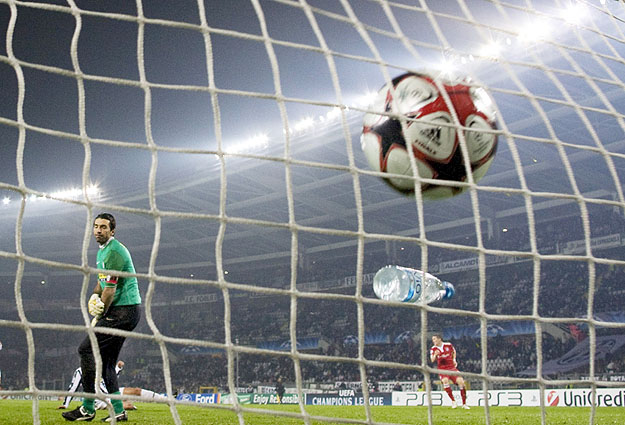 A negyedik. Tyimoscsuk lőtte, Buffon bánta. Juventus–Bayern München 1-4