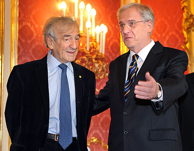 Sólyom László köztársasági elnök fogadja Elie Wiesel Nobel-békedíjas írót a Sándor-palota Mária Terézia Termében