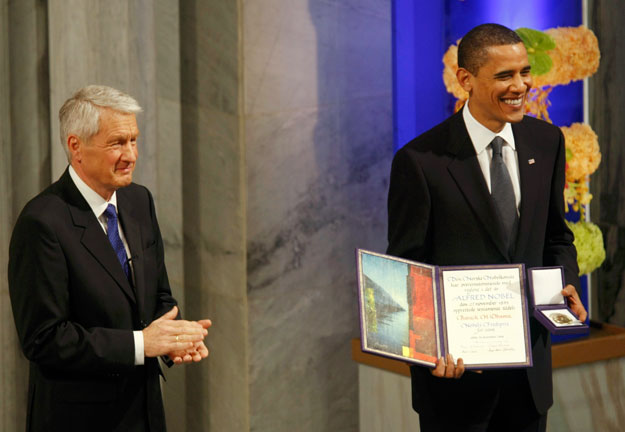 Thorbjorn Jagland, a norvég Nobel-bizottság elnöke és Barack Obama az ünnepségen 2009. december 10-én Oslóban