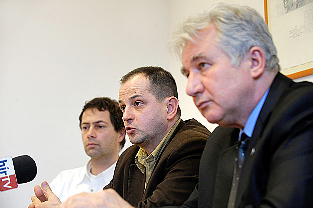 Budai Gyula (középen) közölte, arra kéri Kamarás Miklóst, az MNV vezérigazgatóját, hogy rendeljen el azonnali belső vizsgálatot az ügyben