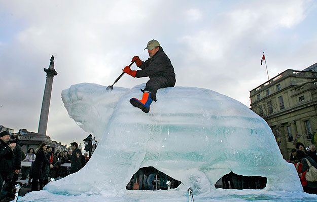 Sculptor Mark Coreth works on his life size ice carving of a polar bear in Trafalgar Square in London, December 11, 2009.  The piece will gradually melt during the climate summit taking place in Copenhagen to symbolise the plight of polar bears in th