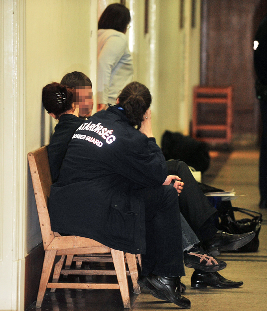 Az egyik gyanúsított ügyvédei, valamint rendőrök várakoznak a Budai Központi Kerületi Bíróságon