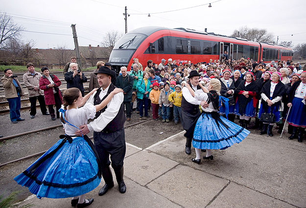 A vasútvonal centenáriumi ünnepsége a diósjenői állomáson pénteken