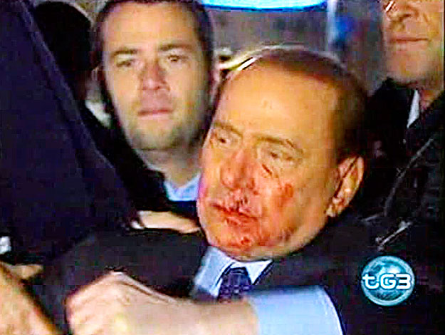 A Raitre olasz televízió felvételén Berlusconi látható vérző szájjal 2009. december 13-án, azt követően, hogy egy fiatalember arcon ütötte Milánóban, ahol támogatói előtt beszélt. 