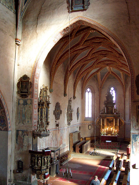 Itáliai reneszánsz mesterek freskói díszítik a templom falait 