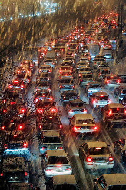 A még Moszkvában is szokatlanul erős havazás 900 kilométeres dugót okozott az orosz főváros útjain.