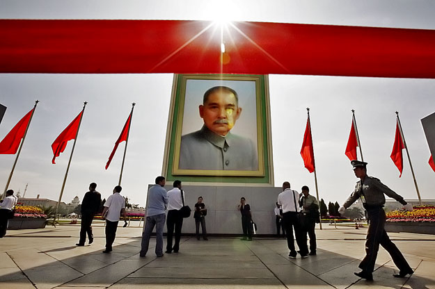 Sun Yatsen, az első kínai elnök portréja a Tiananmen téren