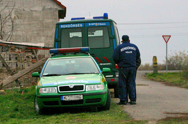 Rendőri egységek járművei várakoznak Nagycsécsen