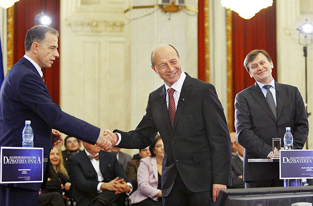 Geoana és Basescu a választási tévévita előtt, háttérben a liberális Antonescu