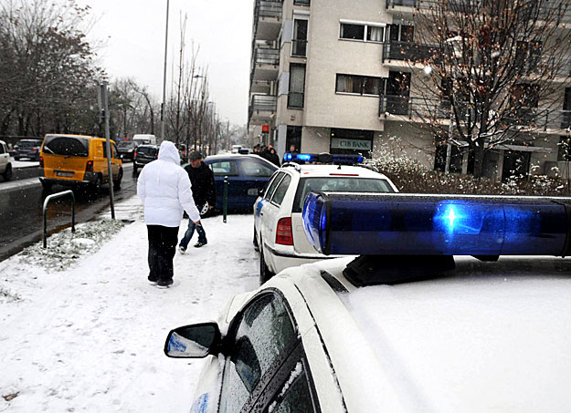 Budapest, 2009. december 16.
Rendőrautók állnak a CIB Bank Zrt. fiókjánál, miután kiraboltak egy bankot Budapesten a XIII. kerületben. Egy 20-25 év körüli férfi arcát sállal eltakarva lépett be a Népfürdő utcai pénzintézetbe, és - feltehetően fegyve