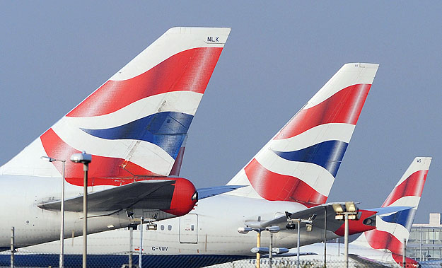 A British Airways gépei felszállásra várva a Heathrow repülőtéren – Karácsonykor a földön maradhatnak