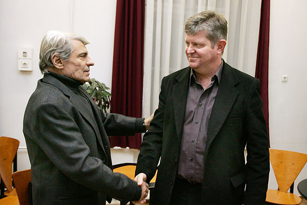 Zalaegerszeg, 2009. december 17.
Sztankay István színész (b) gratulál a Hevesi Sándor Színház új igazgatójának Besenczi Árpád színésznek a zalaegerszegi közgyűlés után, ahol a színház új vezetőjének személyéről is szavaztak. Az igazgatói megbízásra 