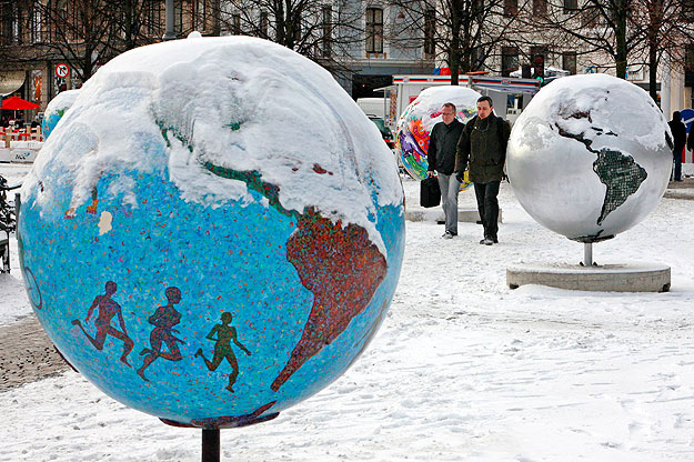 Mindennapi életkép Koppenhága utcáiról: az élhetőbb Földet jelképező műalkotások 2009. december 17-én 