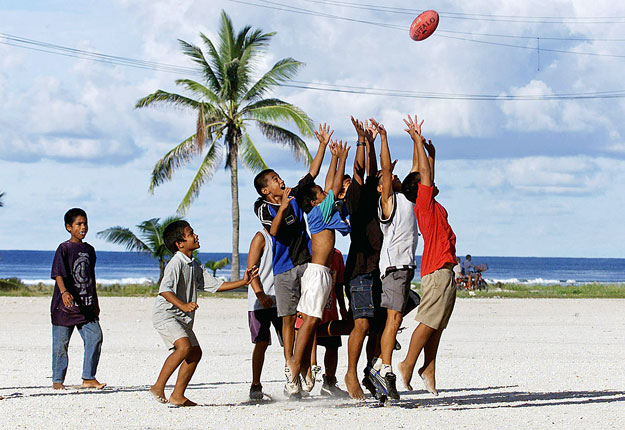 Naurui életkép labdázó gyerekekkel. Milliókért bármit elismernek?